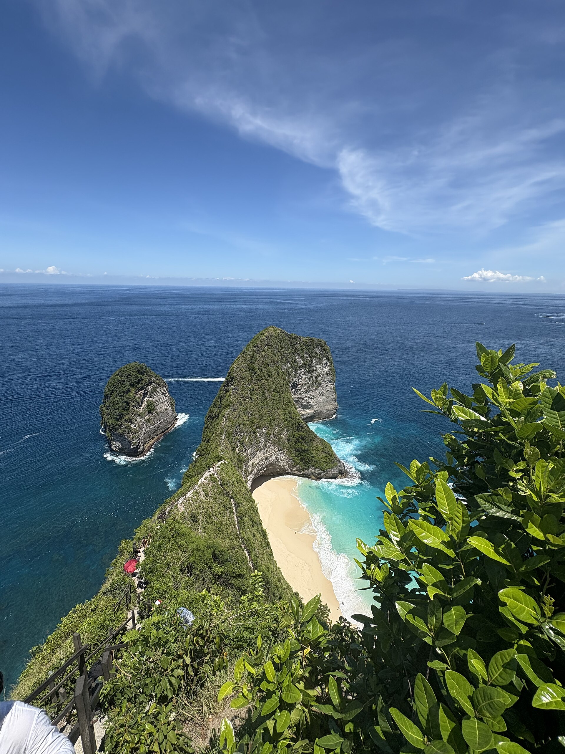 Kelingking Beach (T-Rex Bay) Nusa Penida saarel — kaarjas laht, mis meenutab dinosauruse pead.