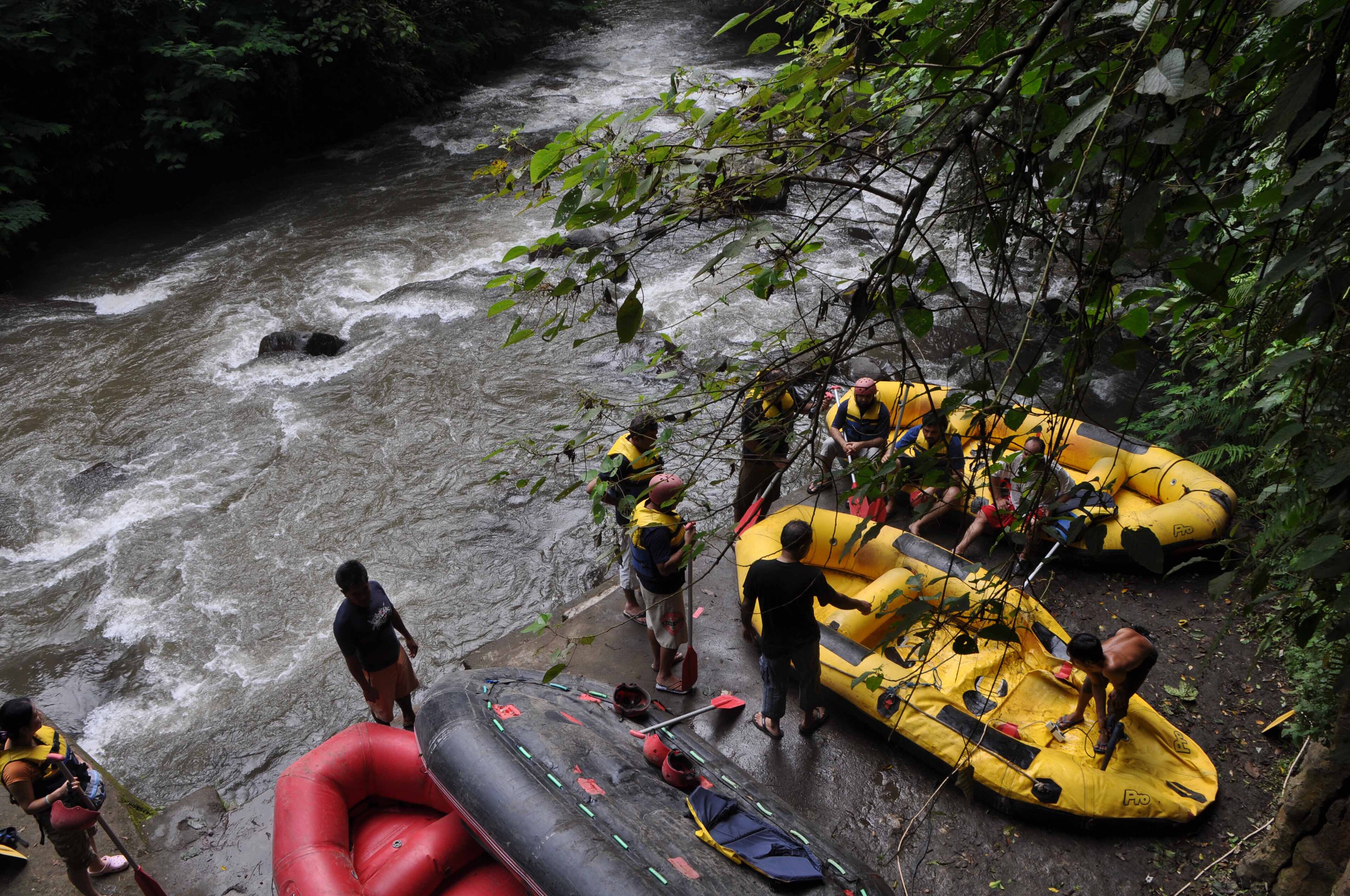 Rafting Ayungi jõel, Balil — kummipaat liikumas läbi džunglikanjoni.