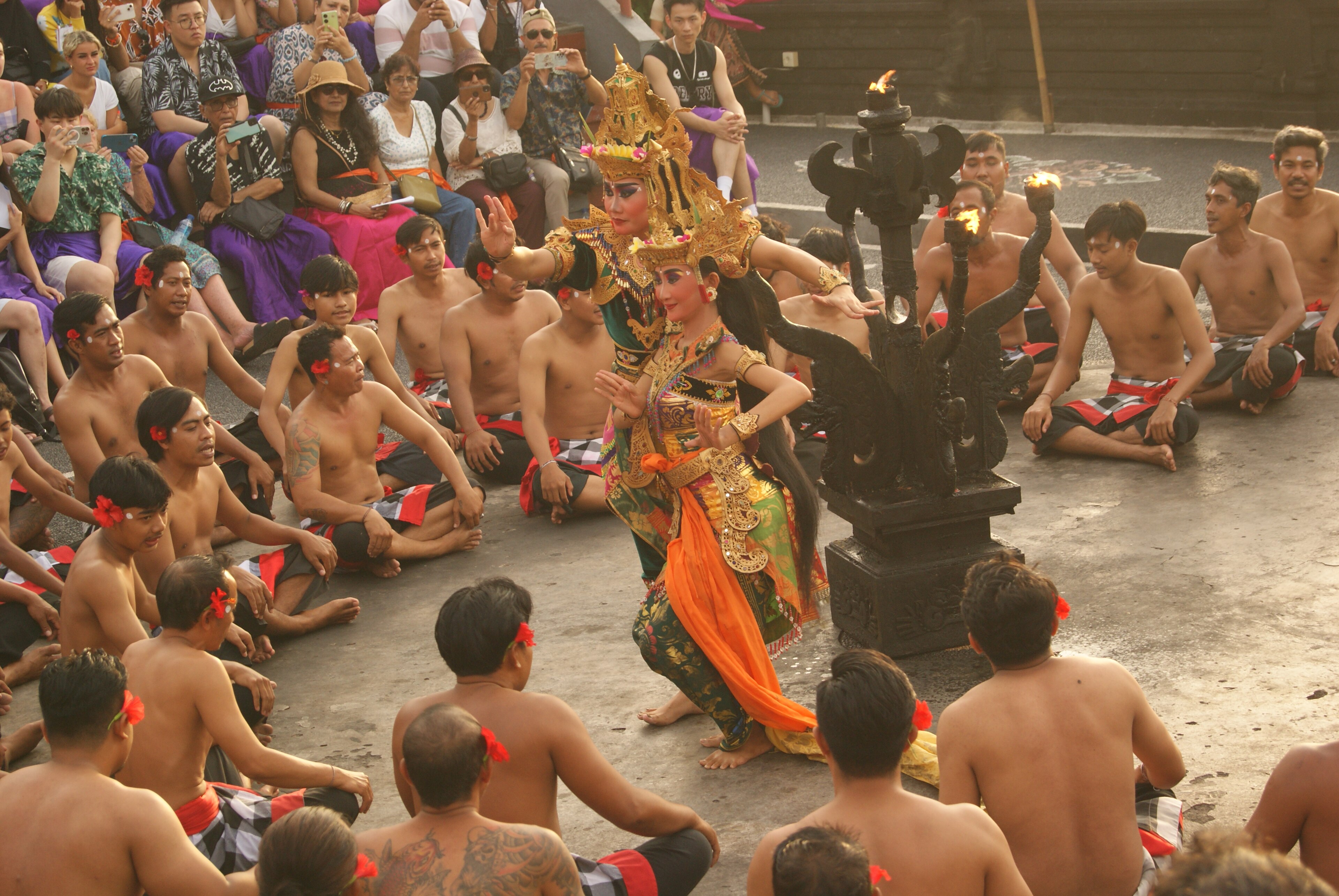 Kecaki tuletants Uluwatu templis päikeseloojangul — tantsijad ringis tule ümber.