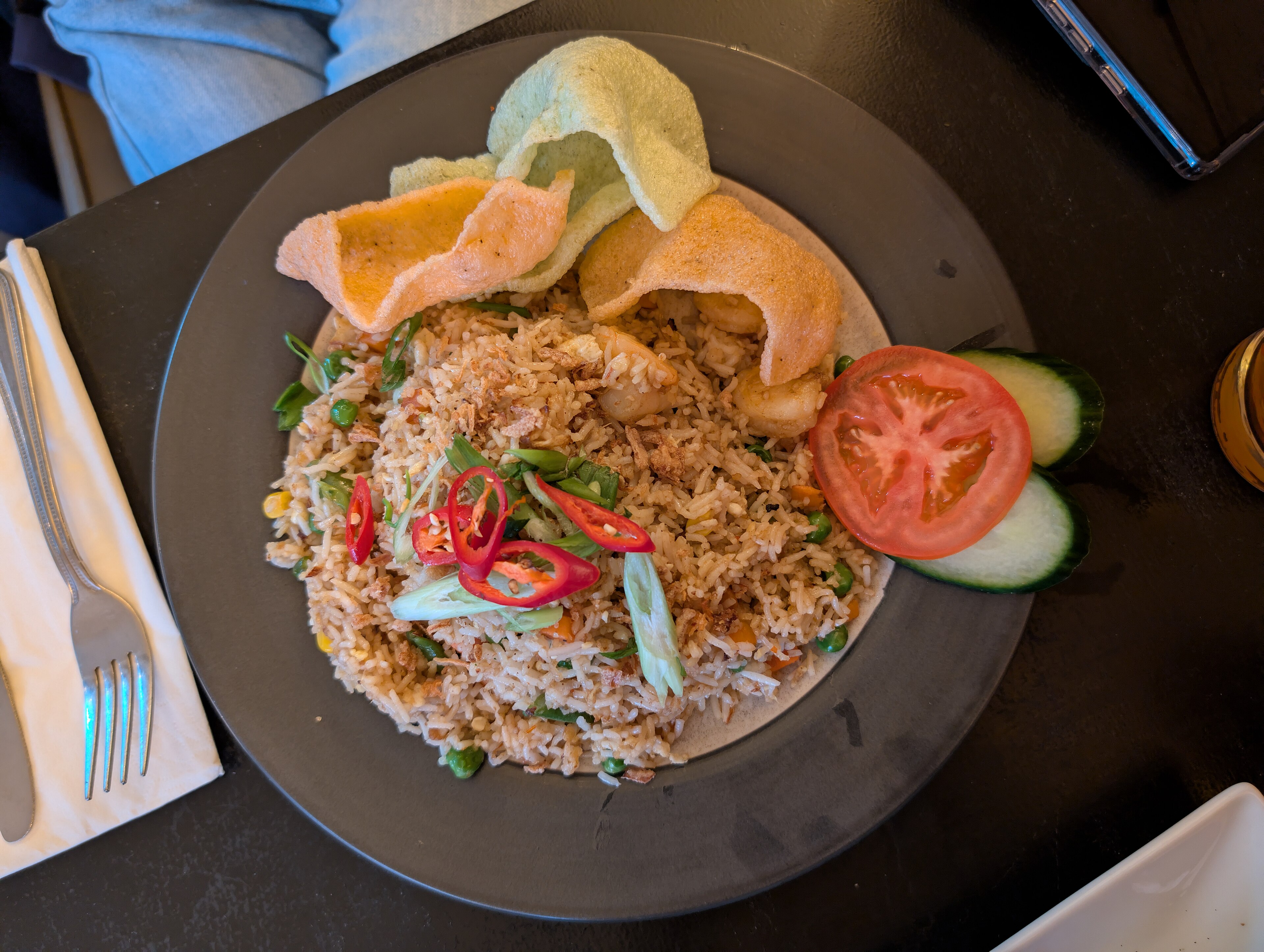 Taldrik nasi gorengi krevettide, praemuna ja krevetikrõpsudega.