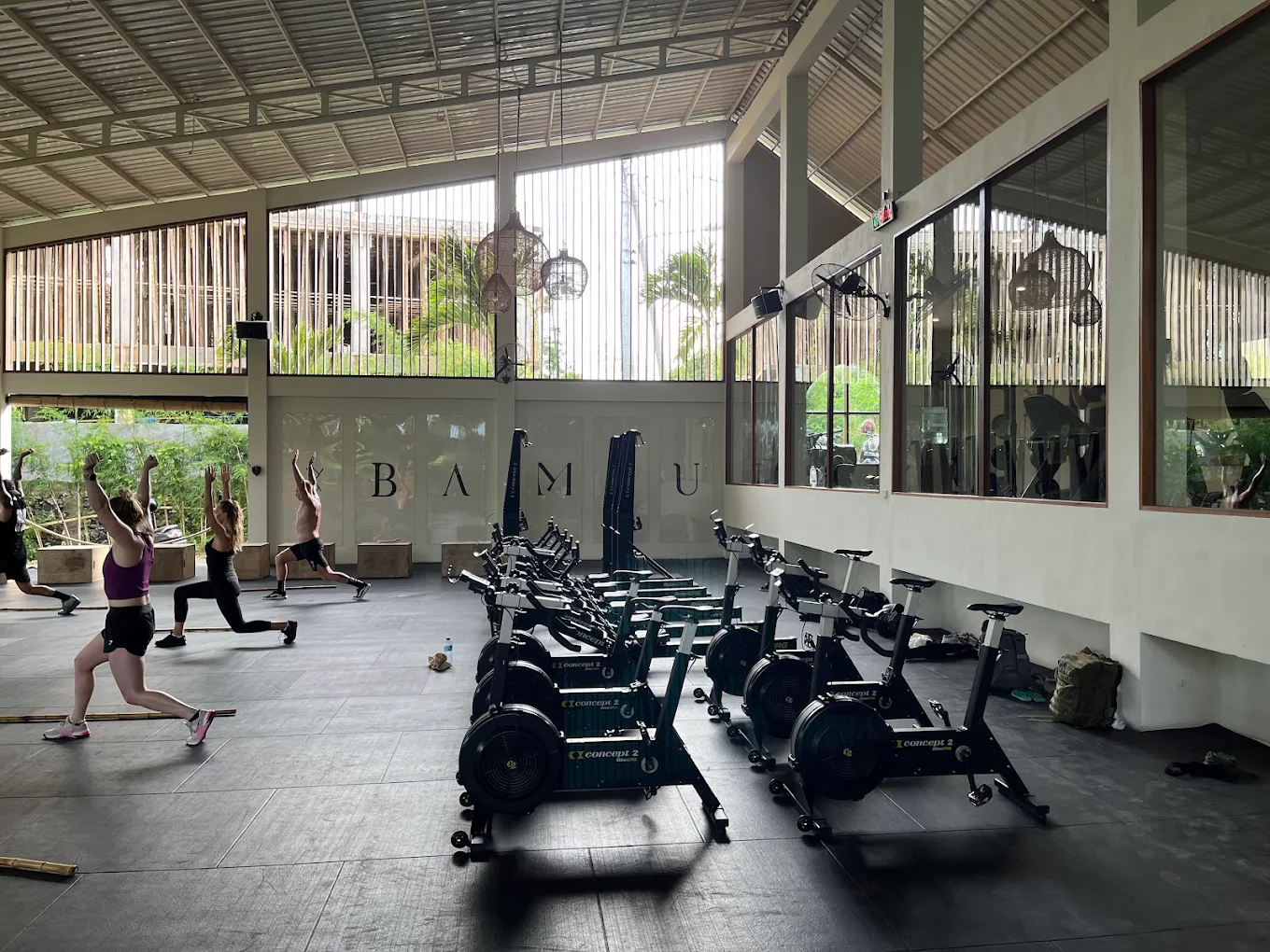 Bambu Fitness Uluwatu — surfariskeskne wellness-klubi Bingini rannas.