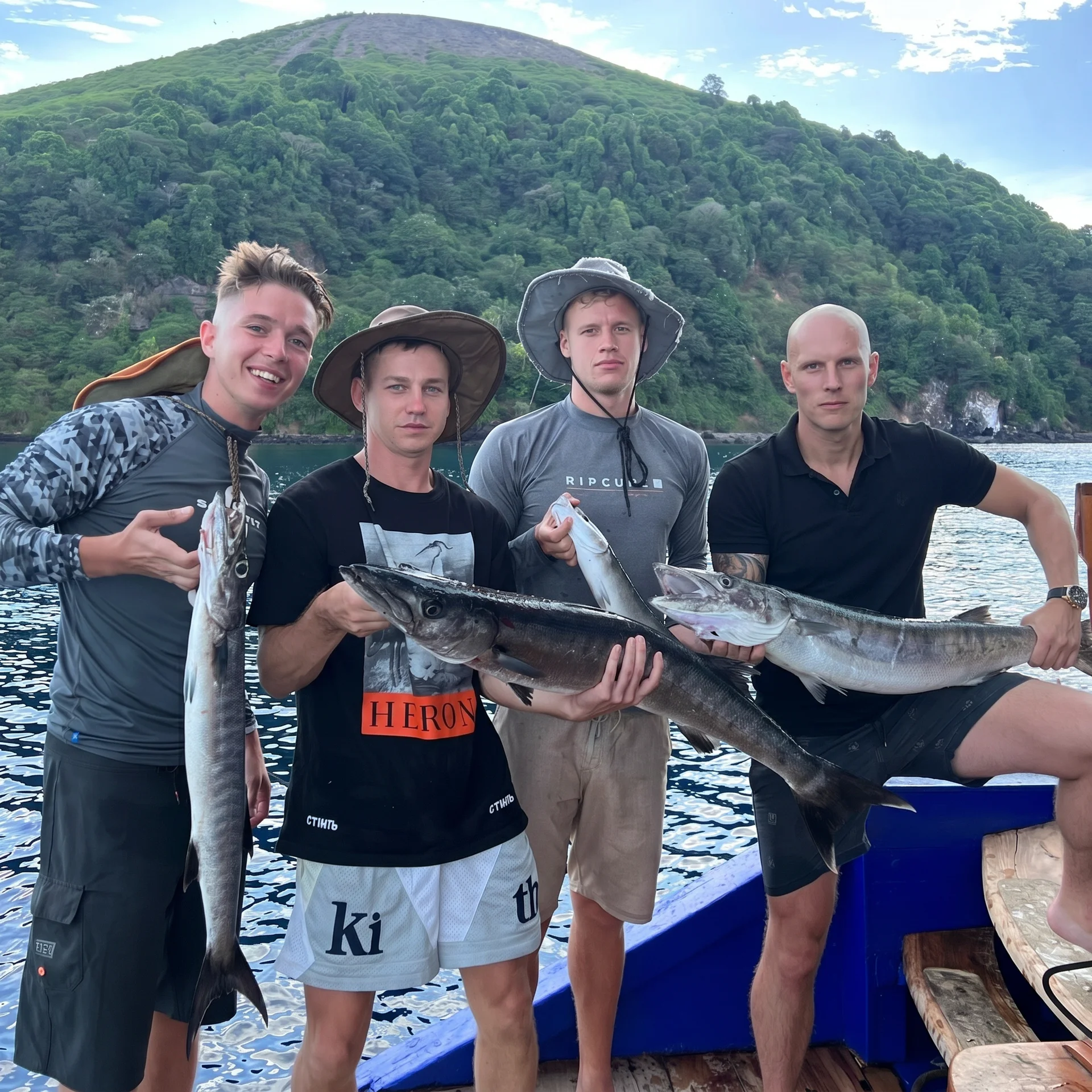 Avamere kalapüük Bali rannikul — charteripaat ja saak avamerel.