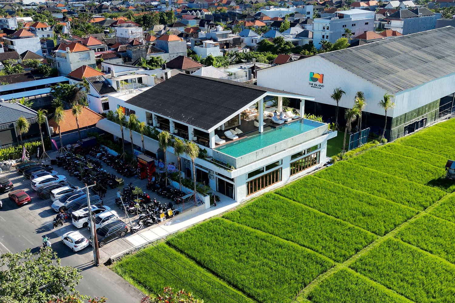 Island Sports Club Canggu — kolm panoraamset padeli väljakut ja klubi atmosfäär.