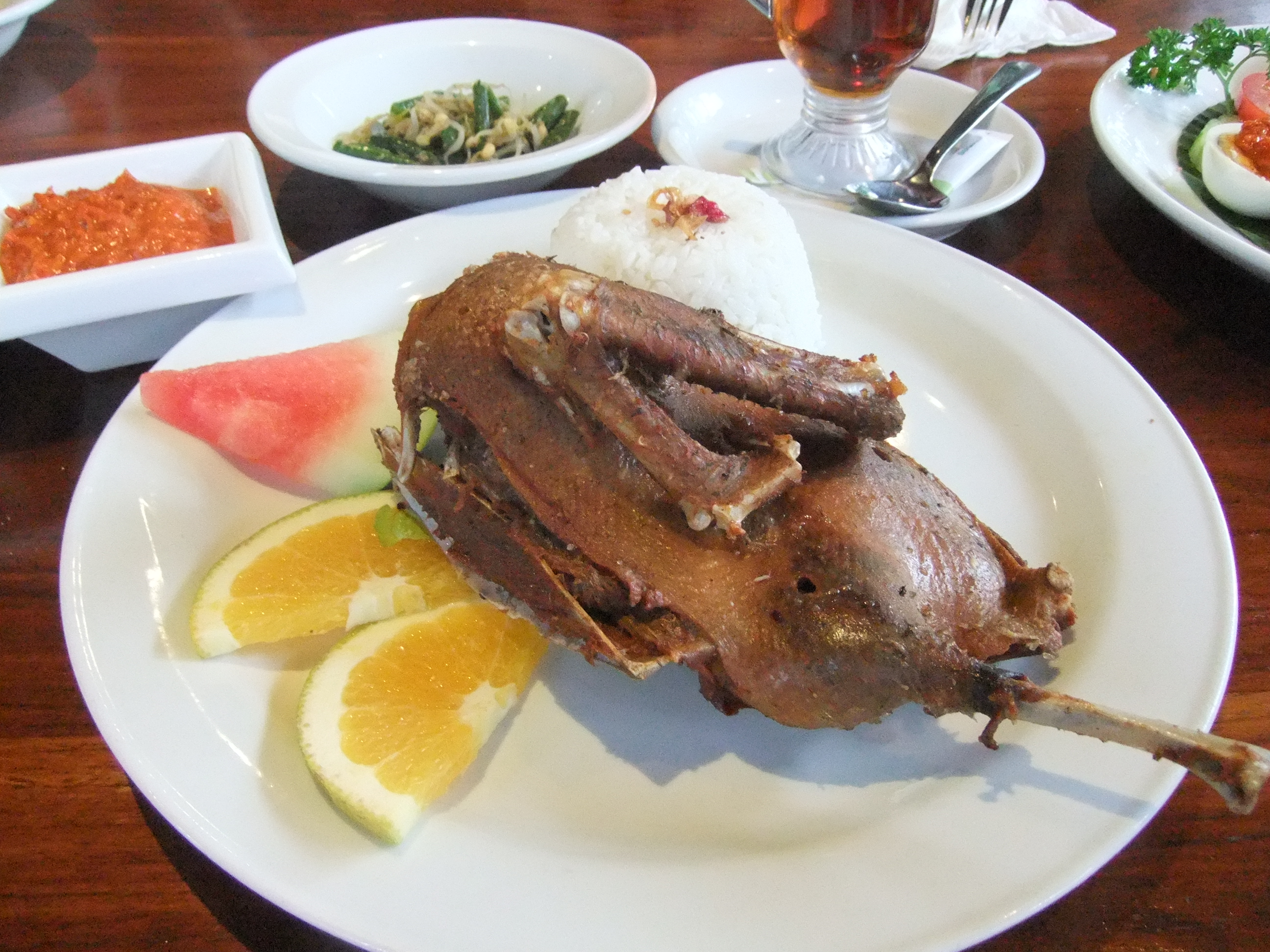 Nasi bebek goreng — krõbe praeparditud riisi ja lisanditega — Ubudi warungis.