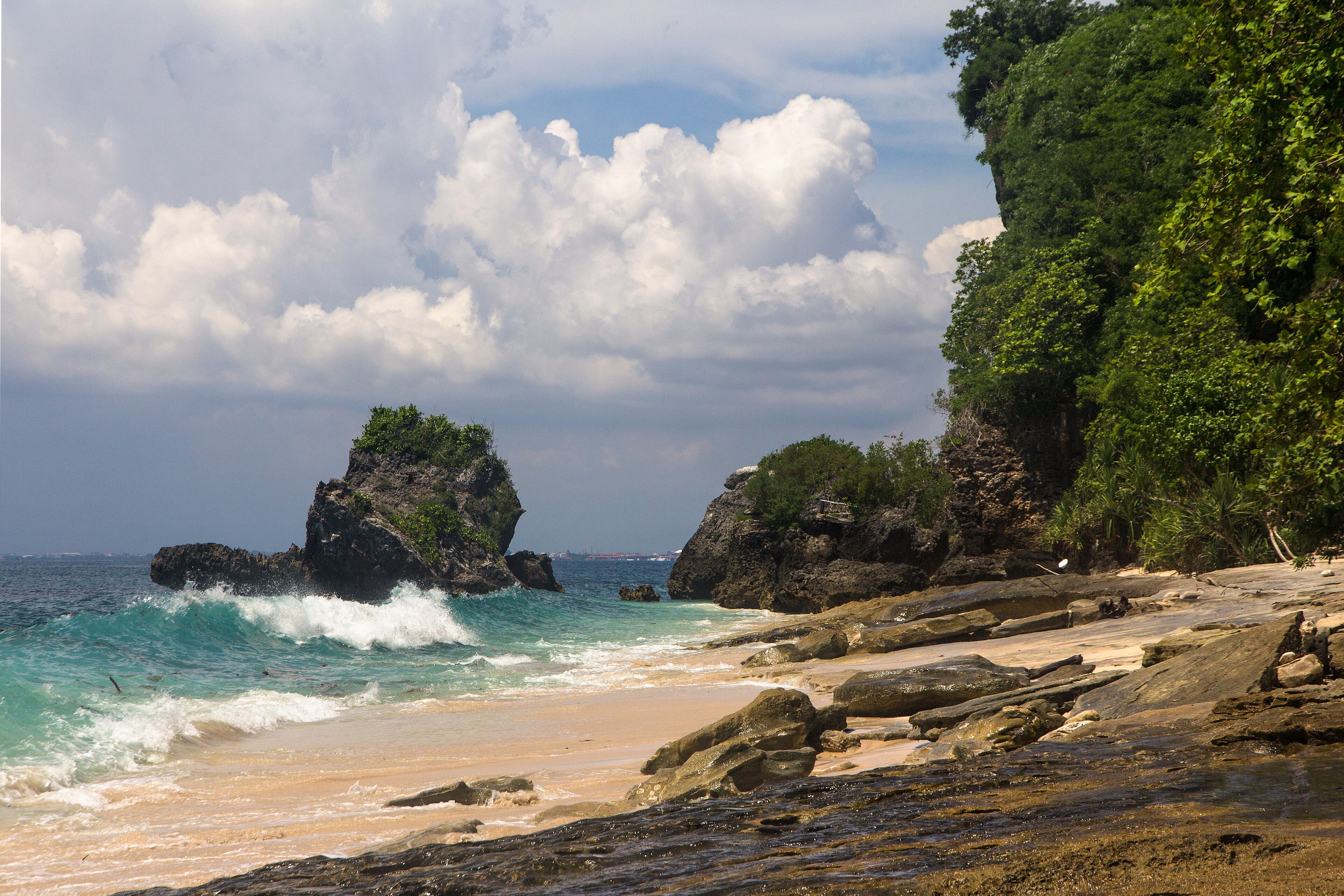 Padang Padang rand Uluwatu lähedal — türkiissinine vesi, džunglikatusega lubjakivikaljud ja peidetud liivaranna kaar.