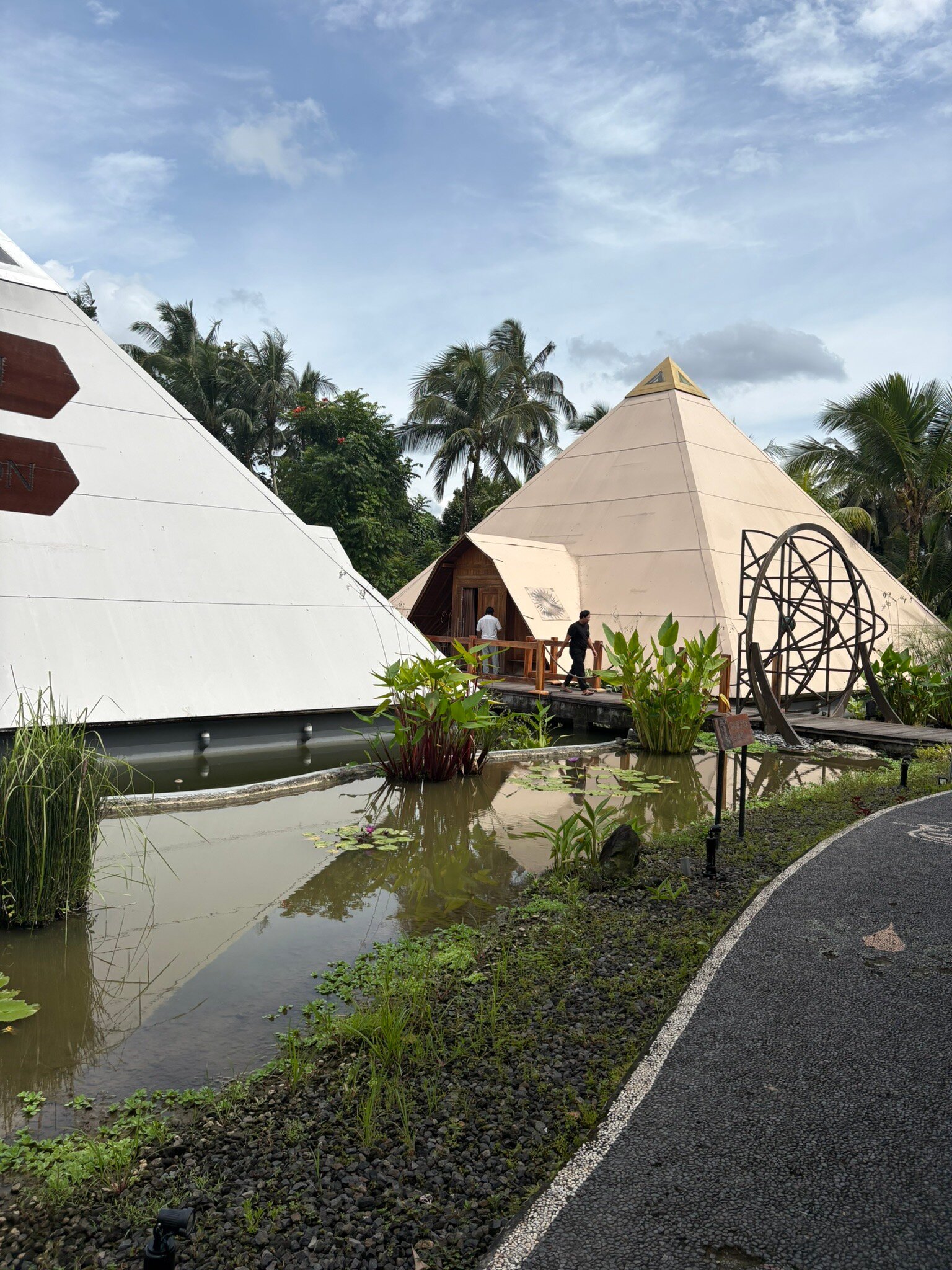 Pyramids of Chi Ubud — gongide ja kristallkausside heliteraapia seanss.