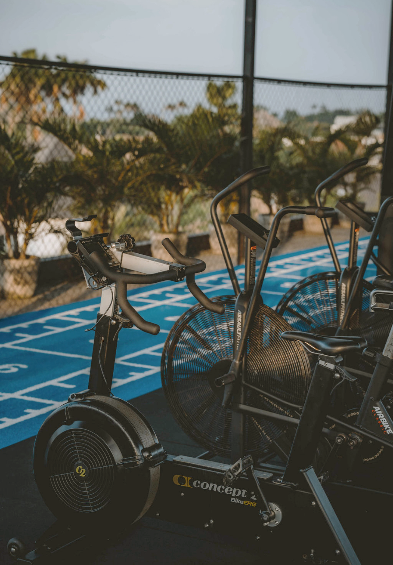 RITE Bali — disainerlik jõusaal Pererenanis, brutalistlik atmosfäär ja Technogym varustus.