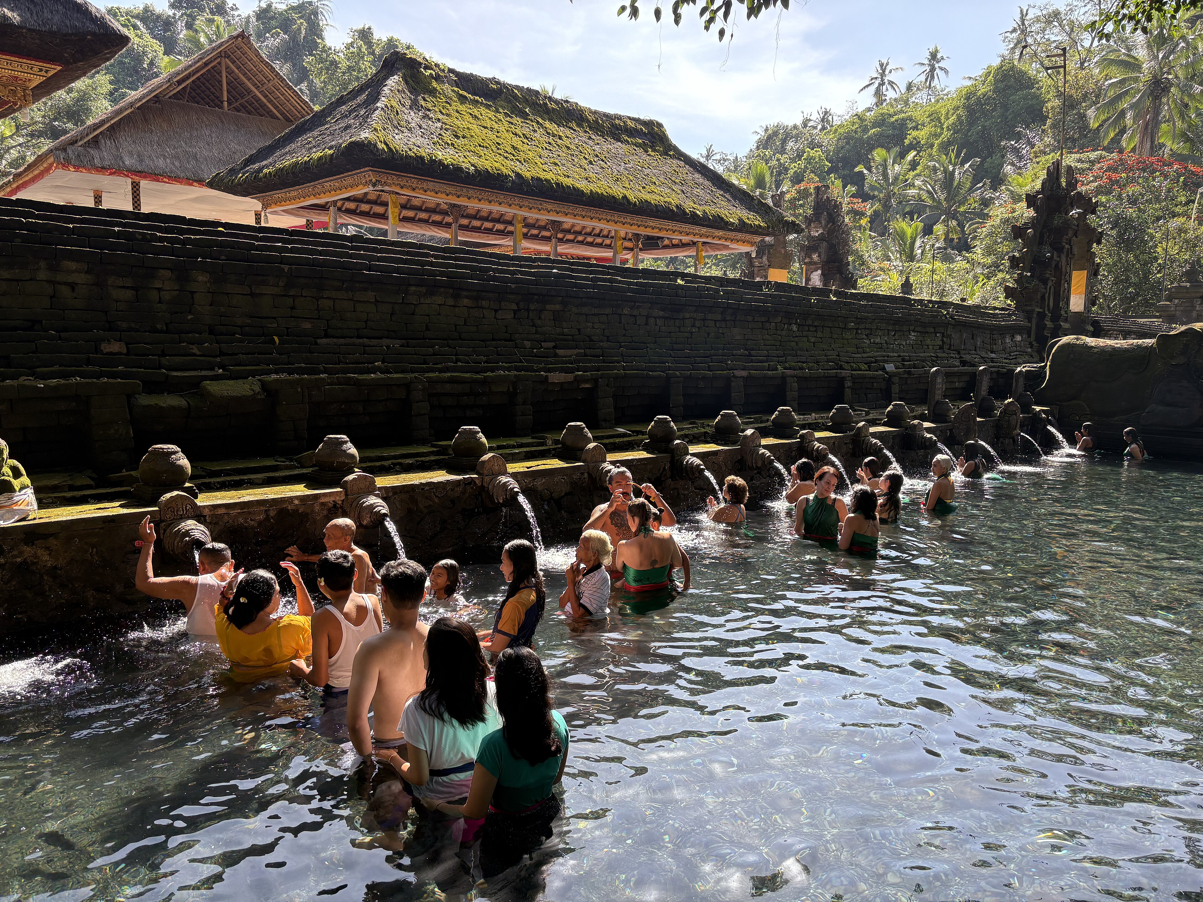Melukati puhastusrituaal Tirta Empuli pühas vees, Balil.